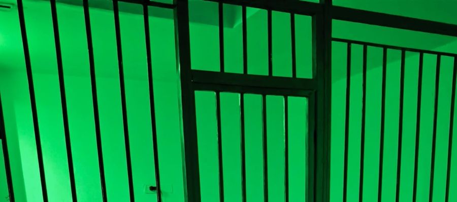 Le sbarre della cella di Alcatraz in luce verde