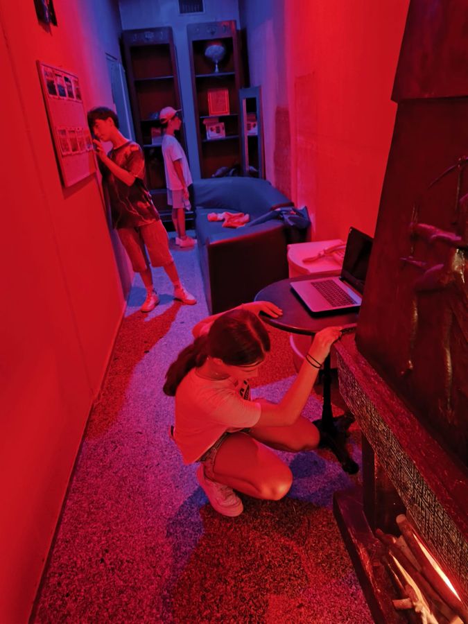 Corridoio in luce rossa durante una partita